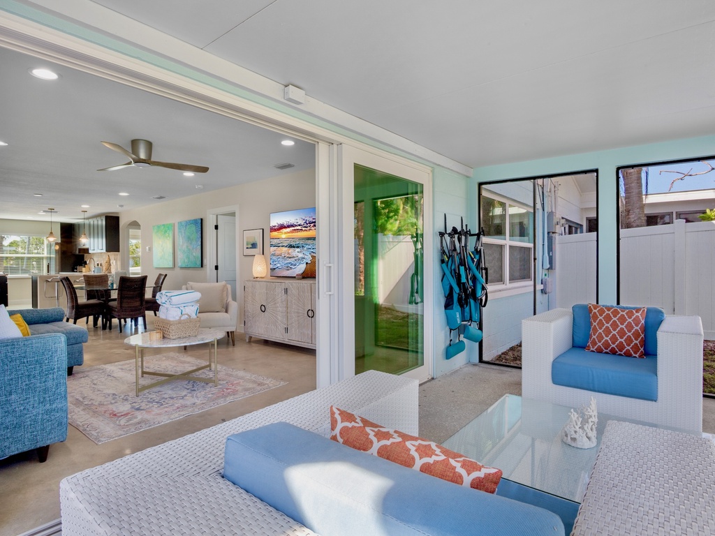 Cozy screened lounge area