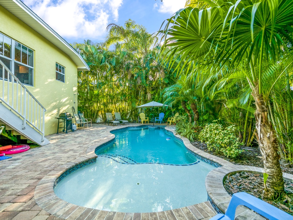Private pool with Sun Shelf