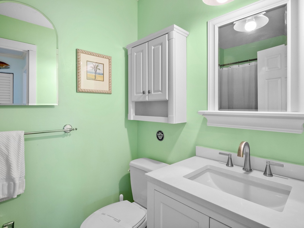 Main bathroom with shower/tub combo