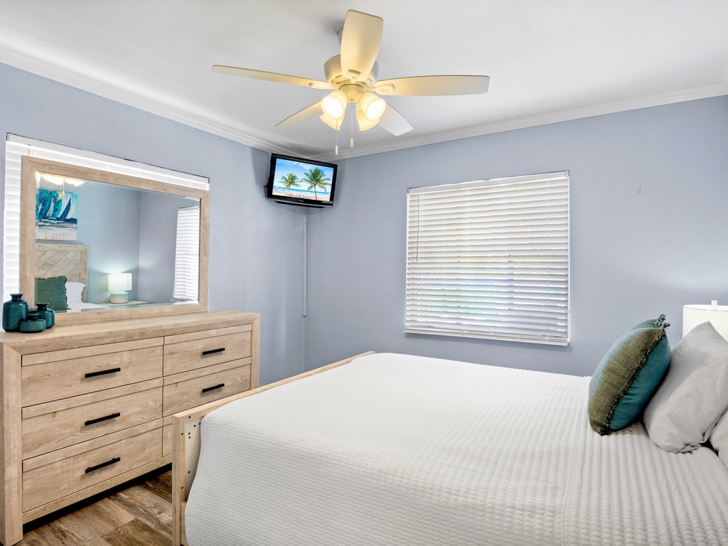 Second Bedroom - Queen