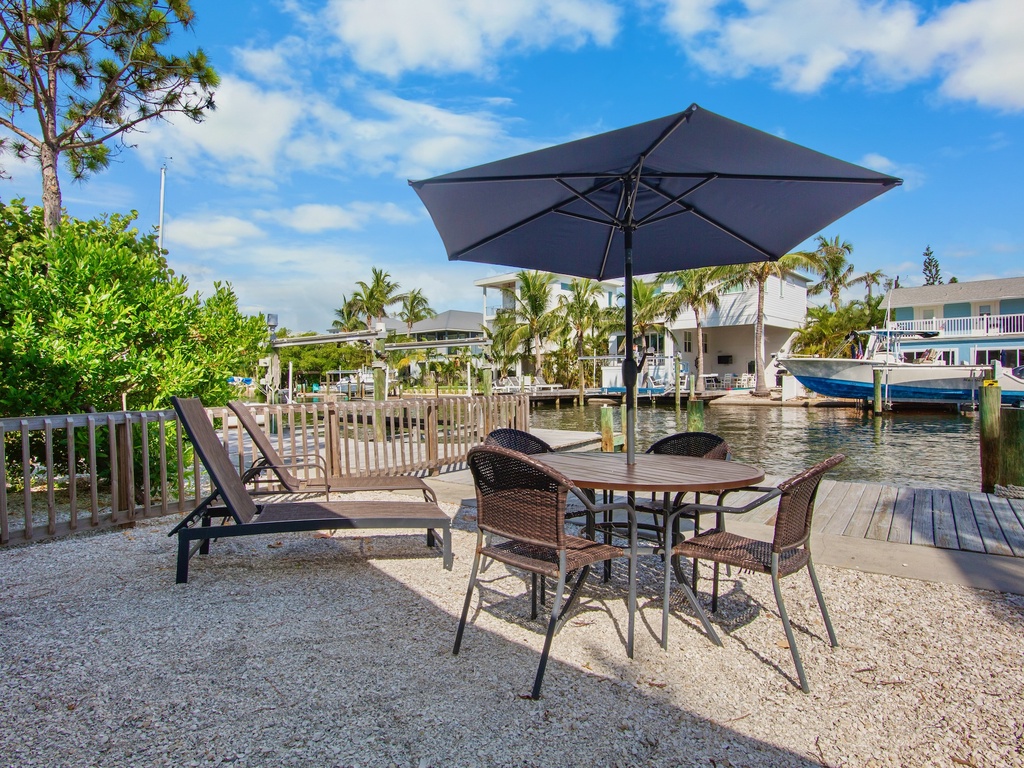 Canal Front Dining, Loungers