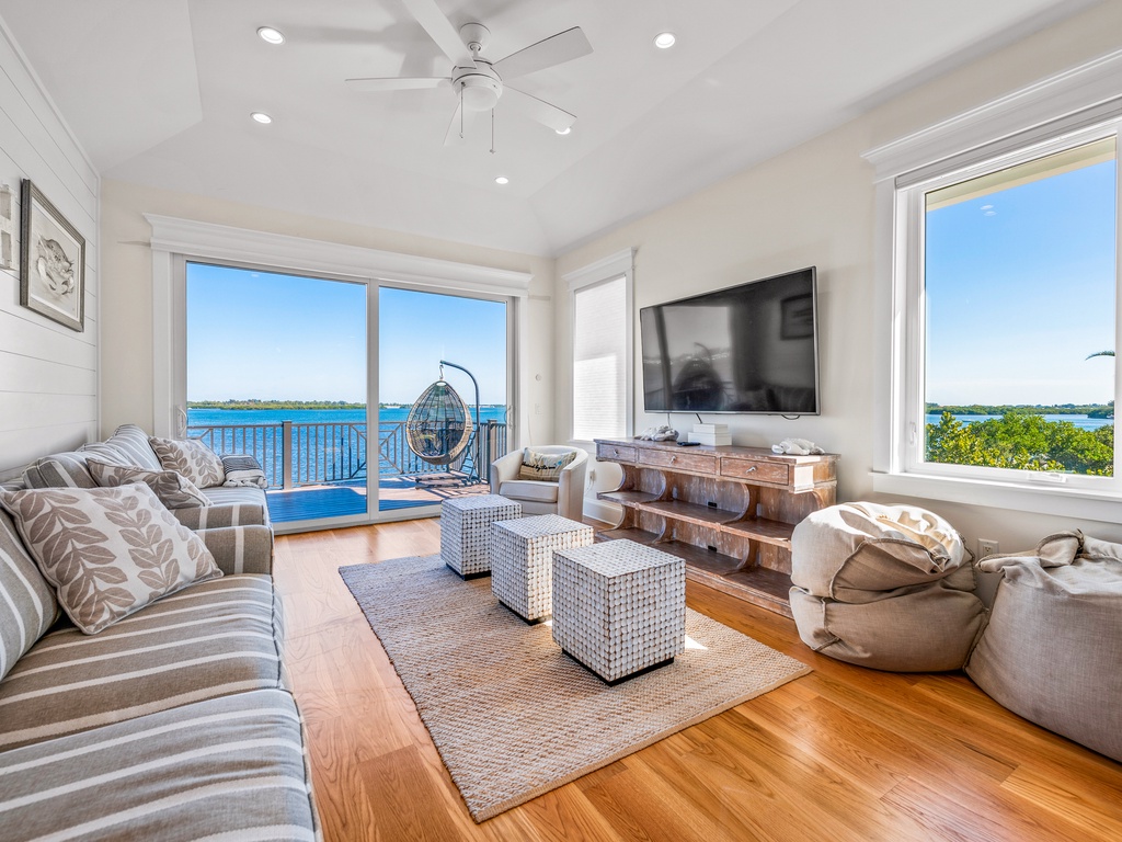 Additional Living Area with Balcony and TV