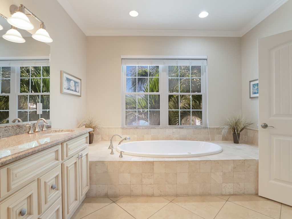 Primary En-Suite - Soaking Tub