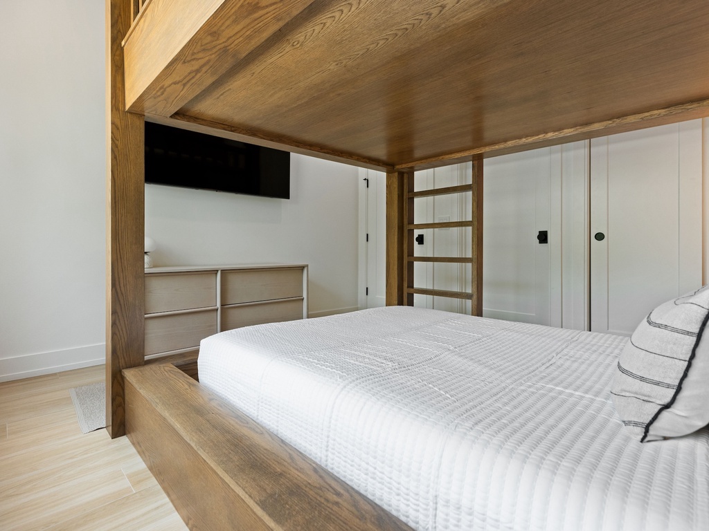 Fourth Bedroom, Queen/Queen Bunk