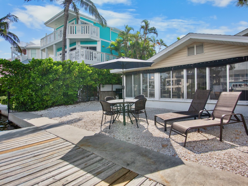 Canal Front Dining, Loungers