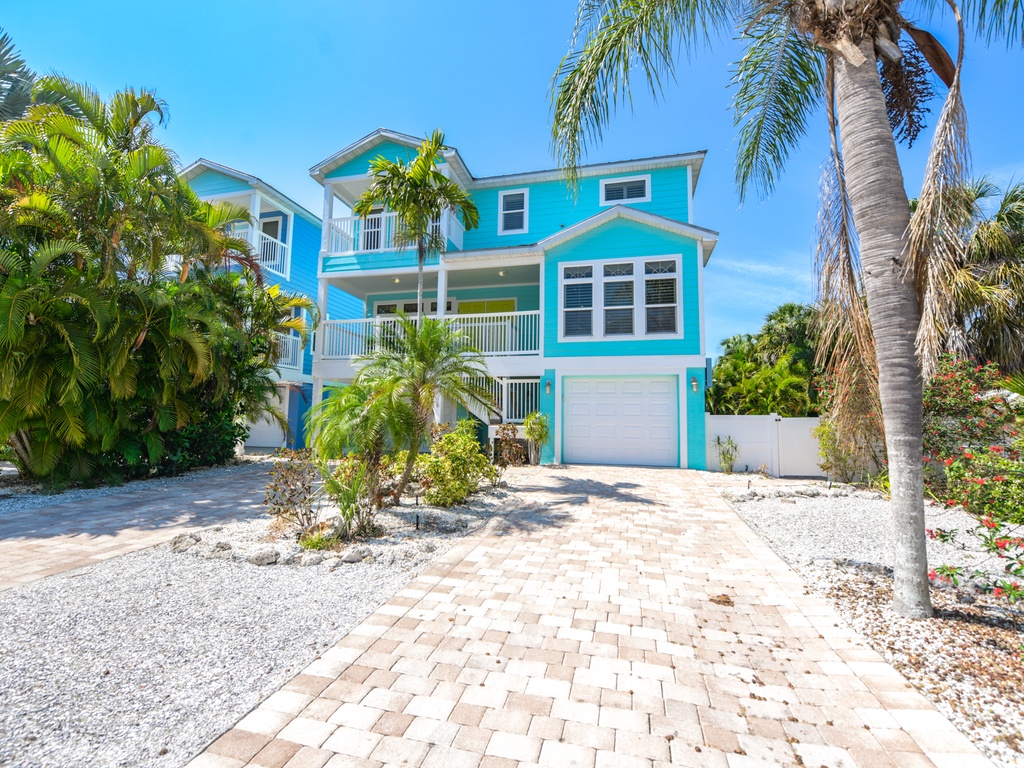 Blue Pineapple by AMI Locals