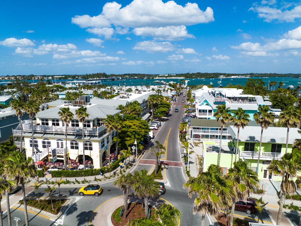 Close to Bridge Street - Full of Shopping and Dining