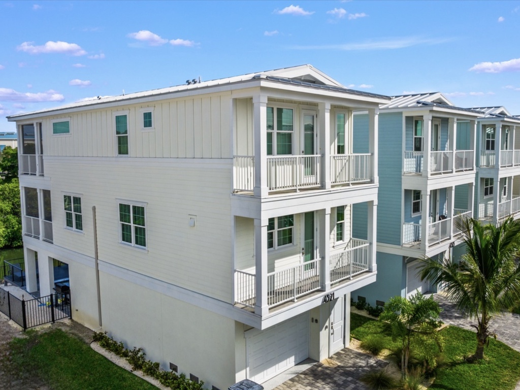 View of the floors of the Salty Seagull (3)