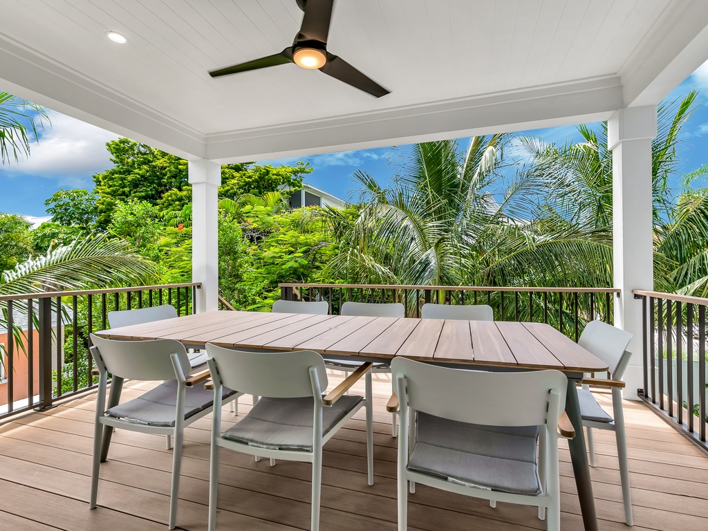 Outdoor Balcony - Dining Seating