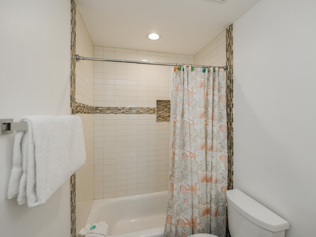 Deep Soaking Tub & Rainfall