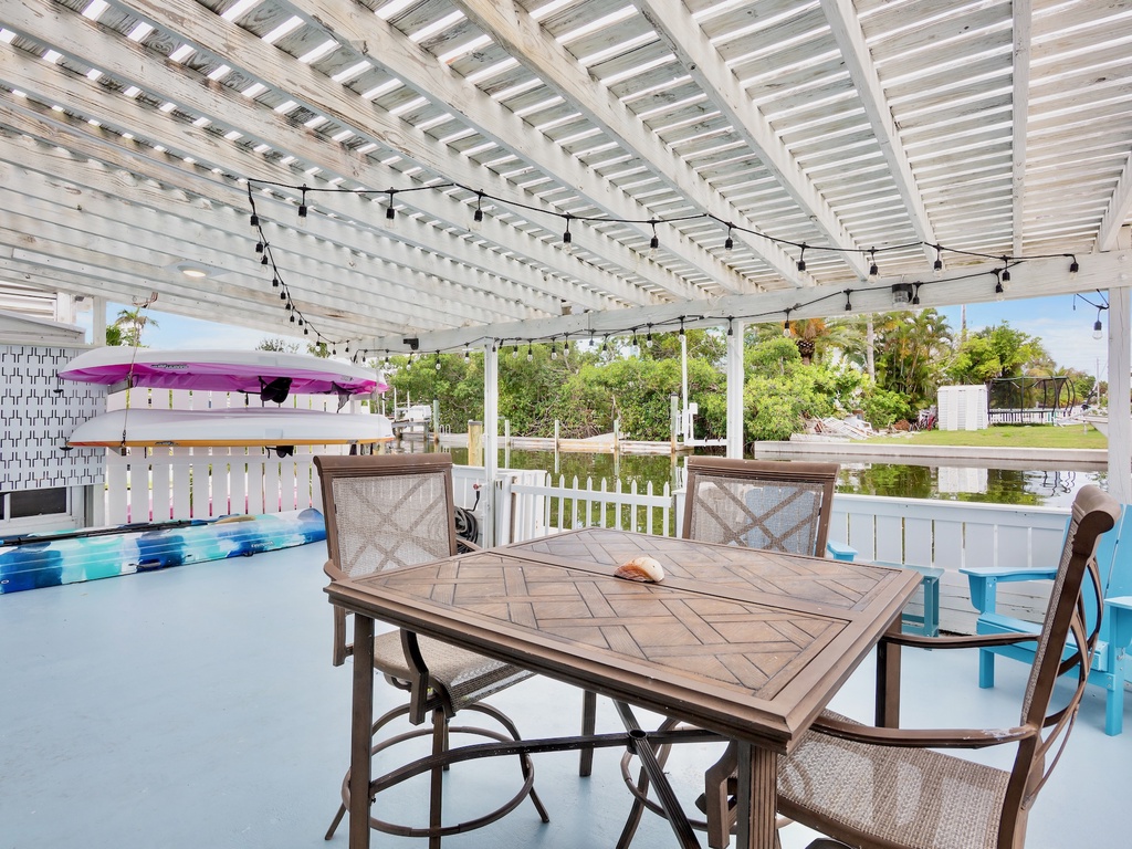 Outdoor Dining Along the Waterfront