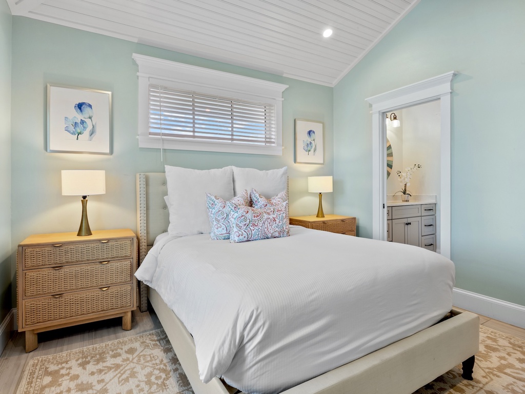 Fourth Bedroom, Queen