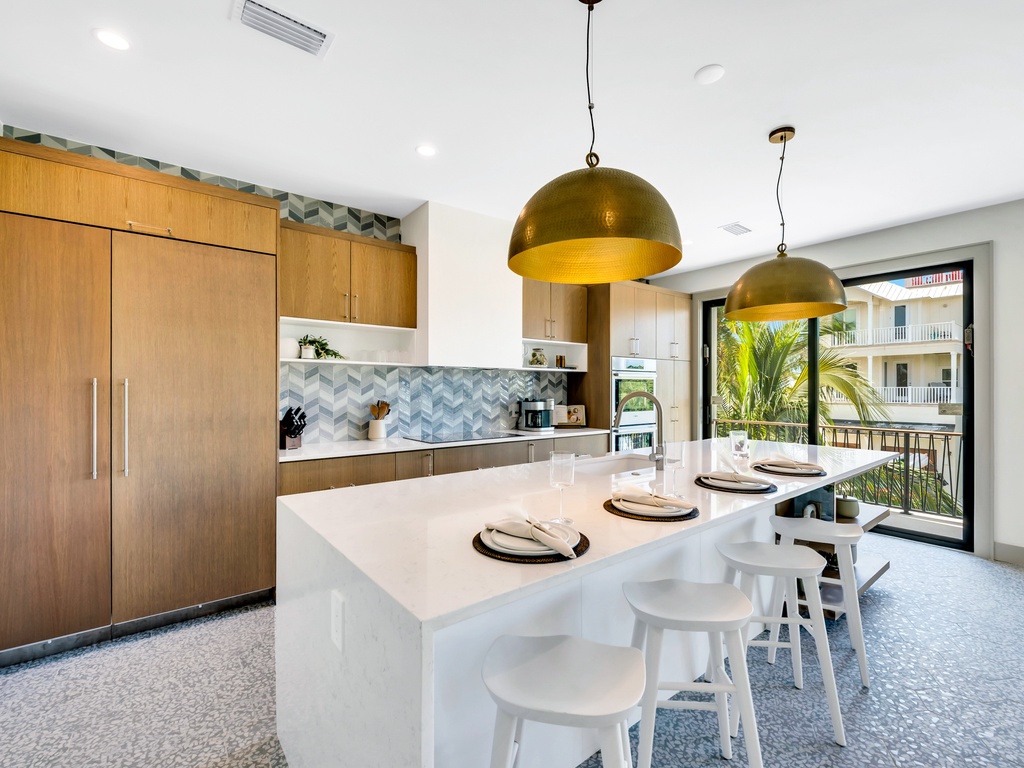 Fully Equipped Kitchen w/ Kitchen Island Seating