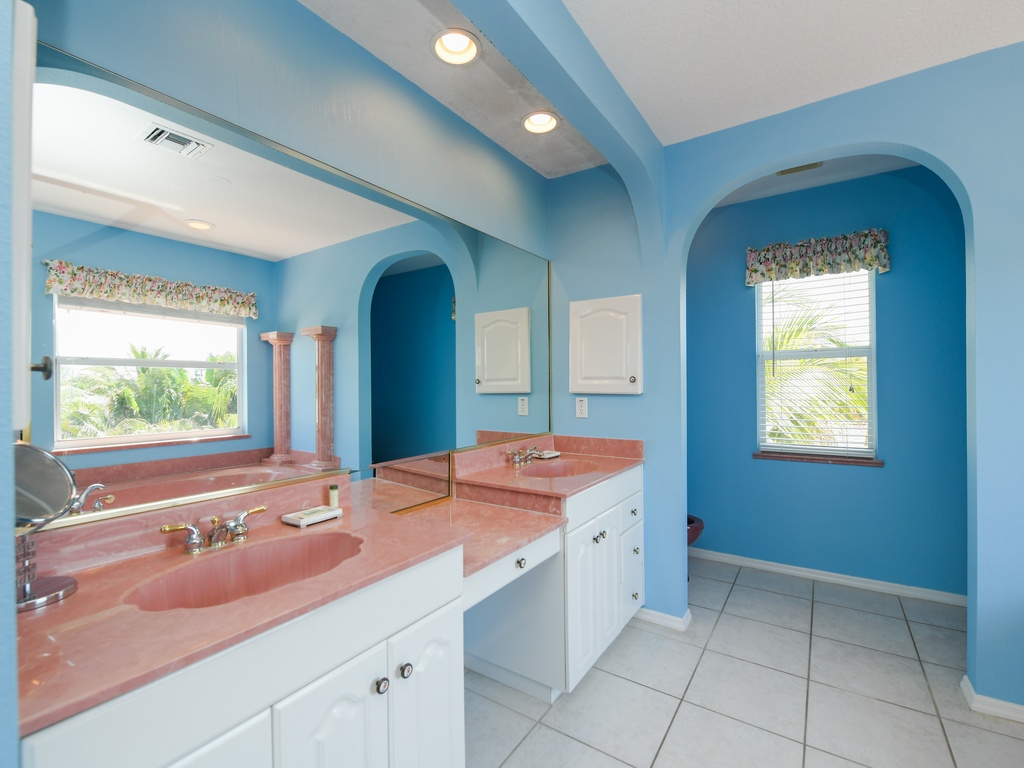 Primary En-Suite Bathroom