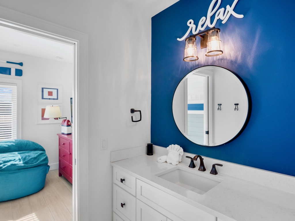 Jack-and-Jill bath with shower/tub combo