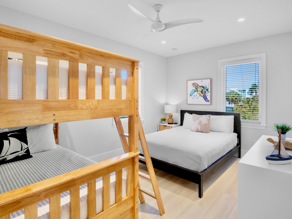 Third Bedroom, Queen, Two Full Beds