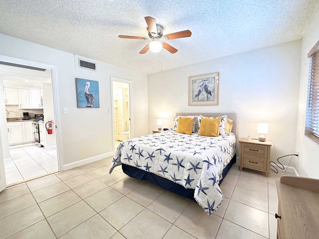 Primary Bedroom, Queen bed