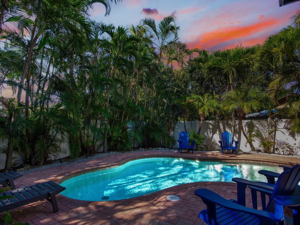 Private pool with sun loungers