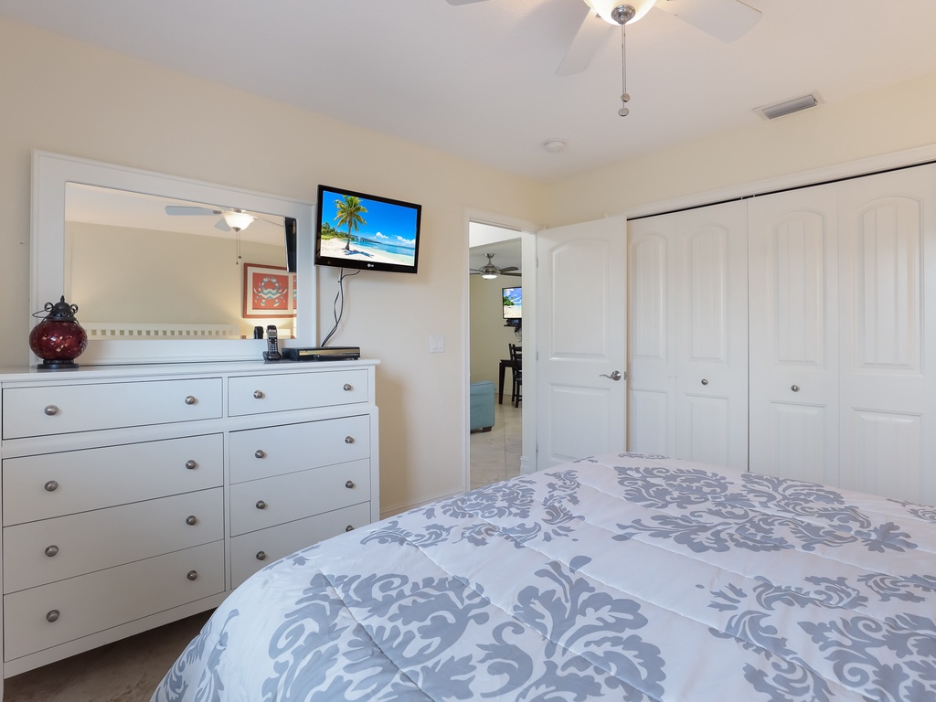 Primary Bedroom - Queen