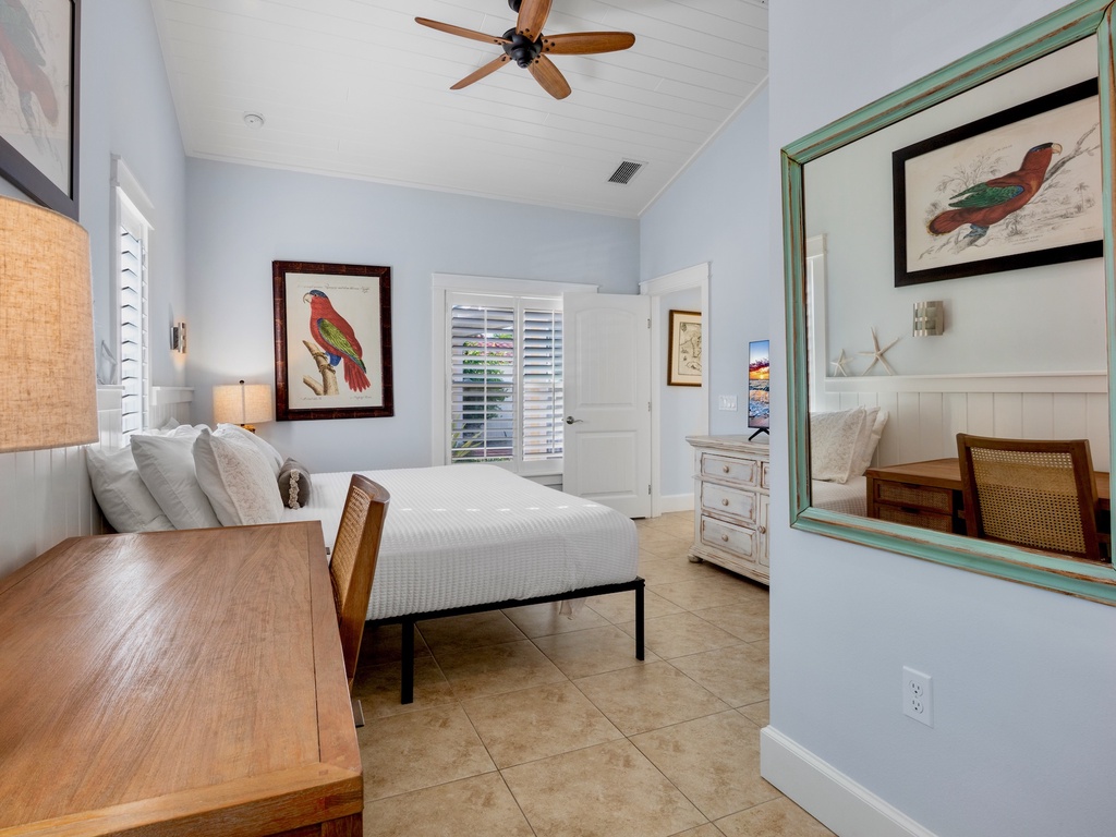 Second Bedroom, Queen bed