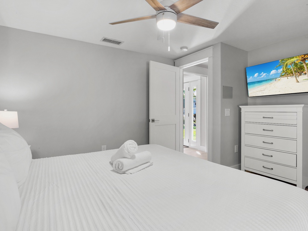 Second Bedroom, King bed