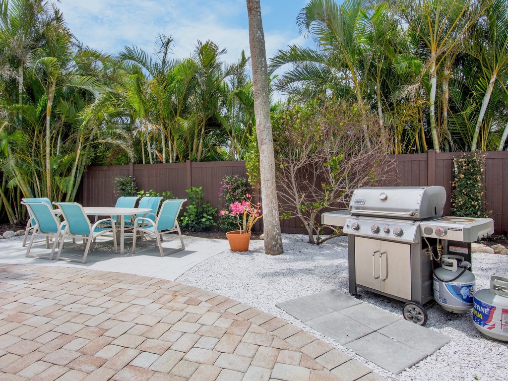 Poolside Dining, Outdoor Grill