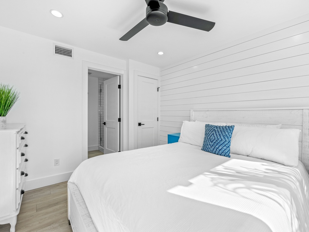 Second Bedroom, Queen bed