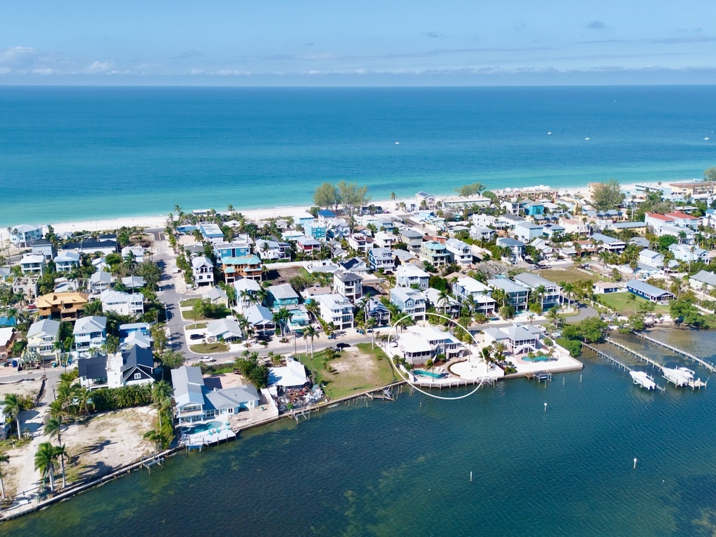 Ideal location close to beaches and dining