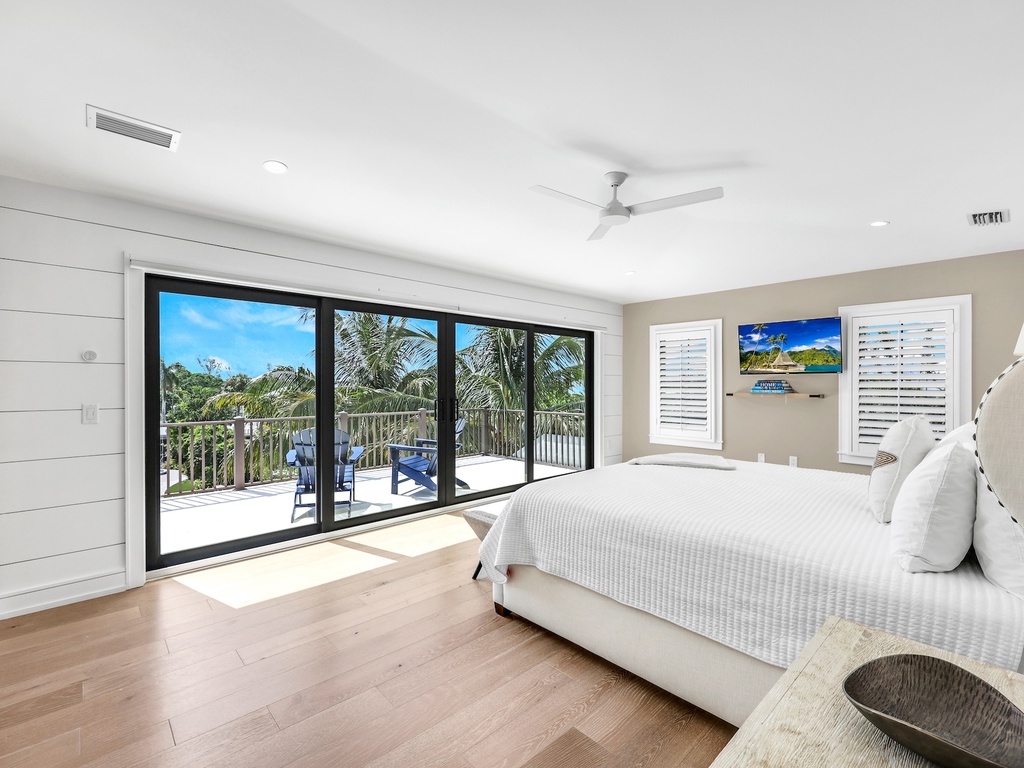 King Bed and Roof Top Access