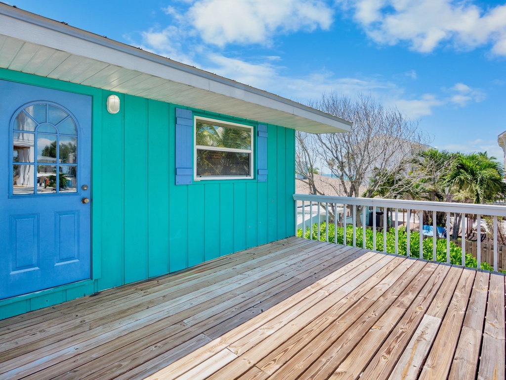 Deck with room to gather