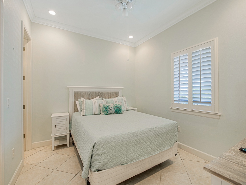 Second Bedroom - Queen