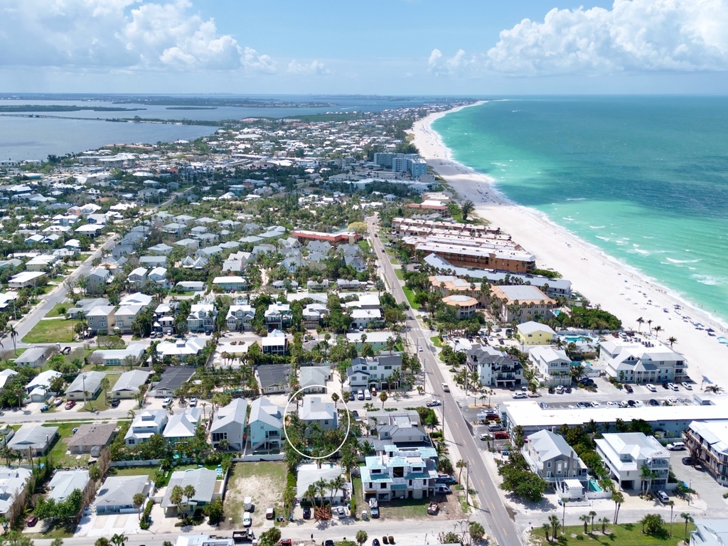 Ideal location close to beaches and dining