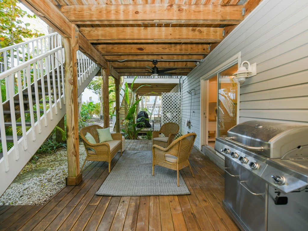 Outdoor Sitting Area - BBQ Grill