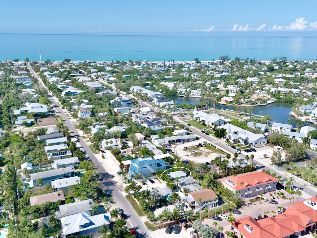 Walkable to Pine Ave Shops