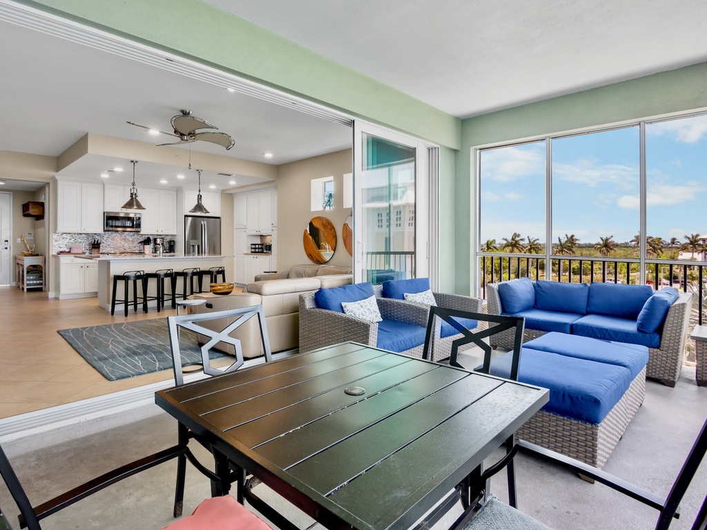 Private Screened Lanai with Lounge and Dining