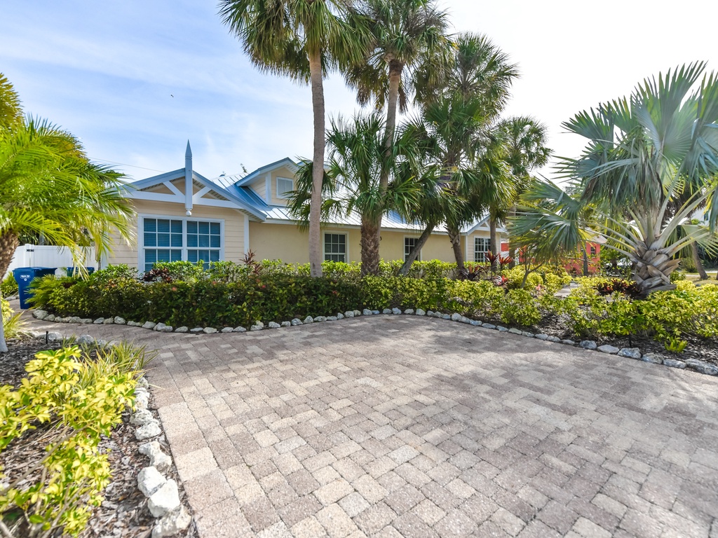 Exterior of Ariel's Island West Unit by AMI Locals