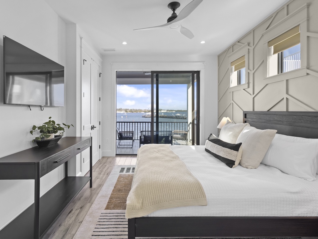 Eighth Bedroom, King