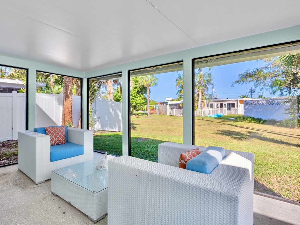 Screened lanai with lounge chairs