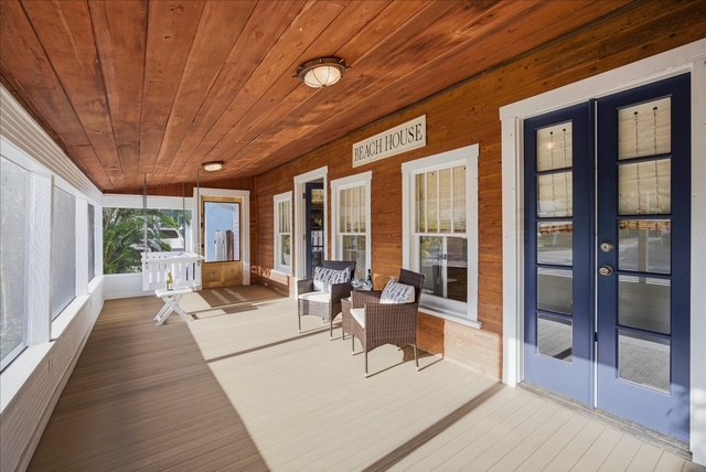 Screened in porch