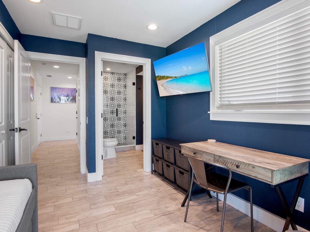 Fourth Bedroom (3rd floor), Workspace with TV