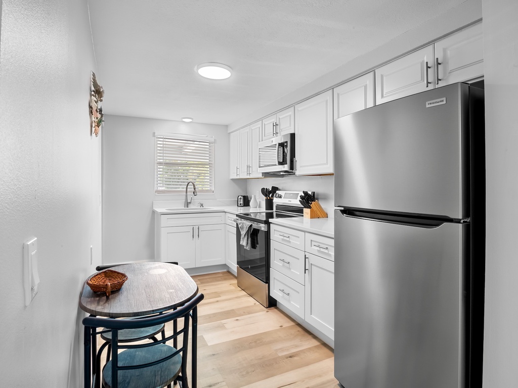 Cozy dining area just off the kitchen.