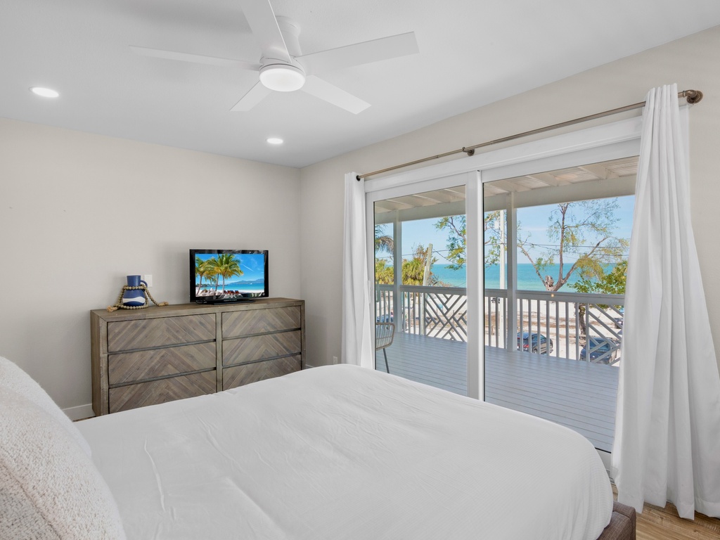 Second Bedroom, Queen