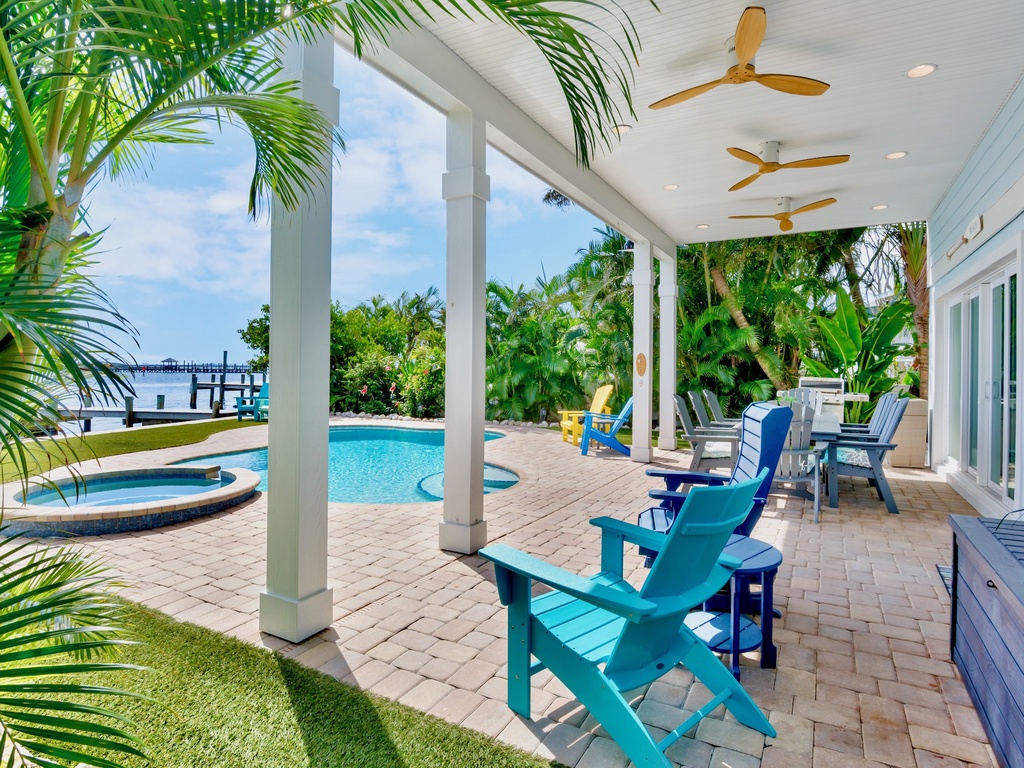 Pool Lounge