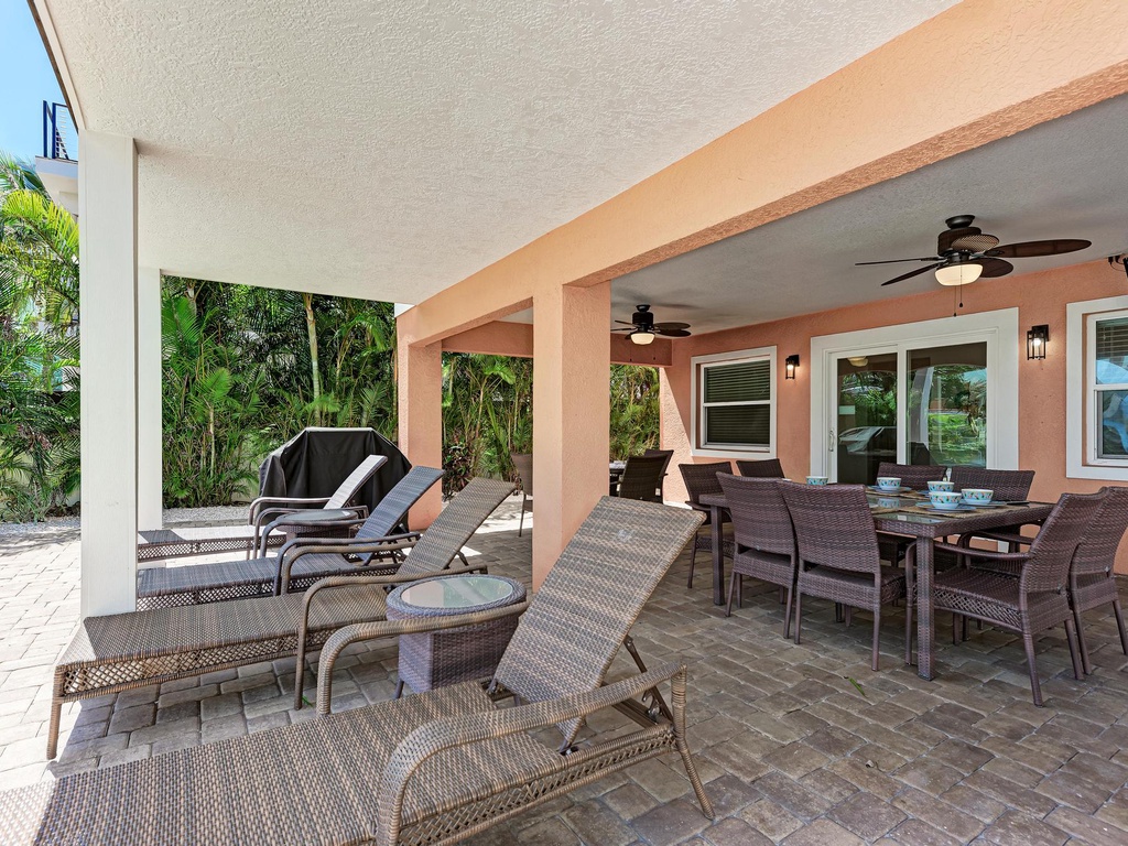 Relaxing Outdoor Lounge - Anna Maria Island Locals