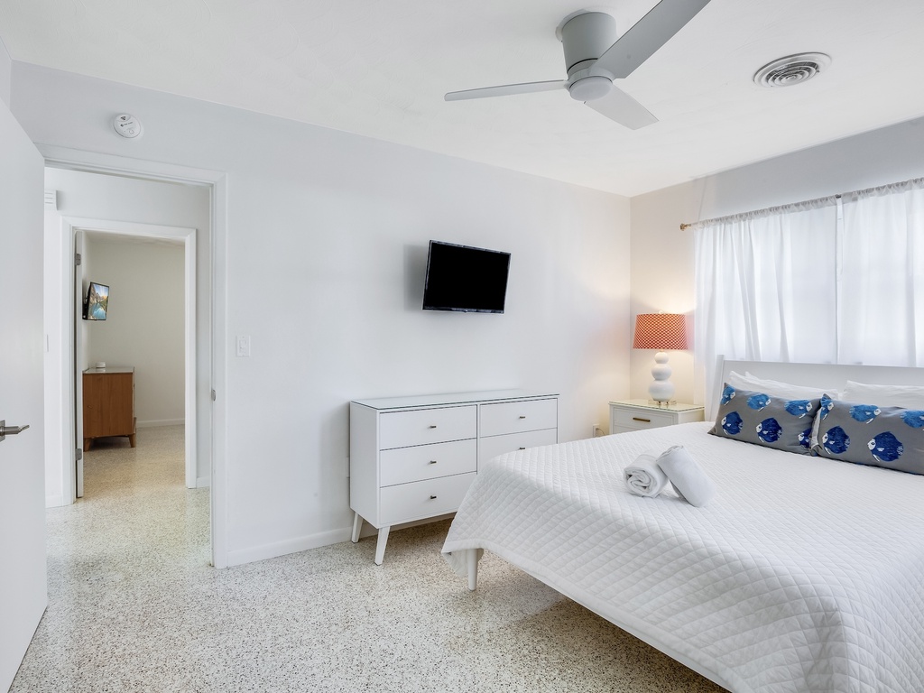 Second Bedroom, Queen