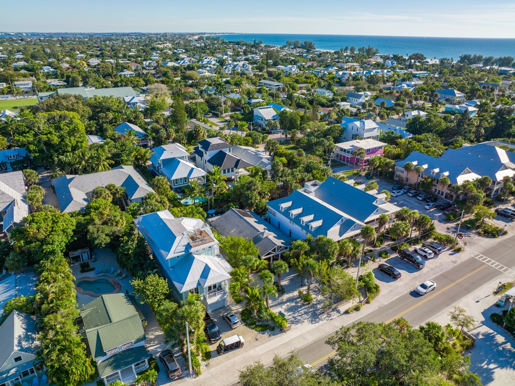 Buttonwood Cottage by AMI Locals