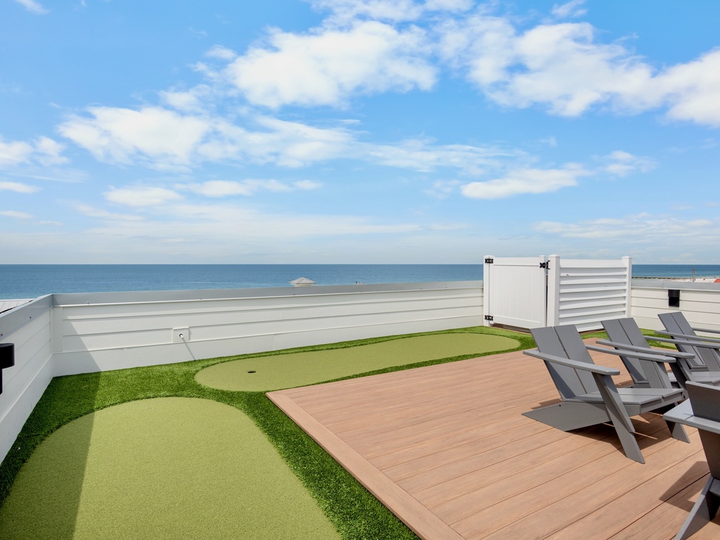 Rooftop Deck - Putting Green