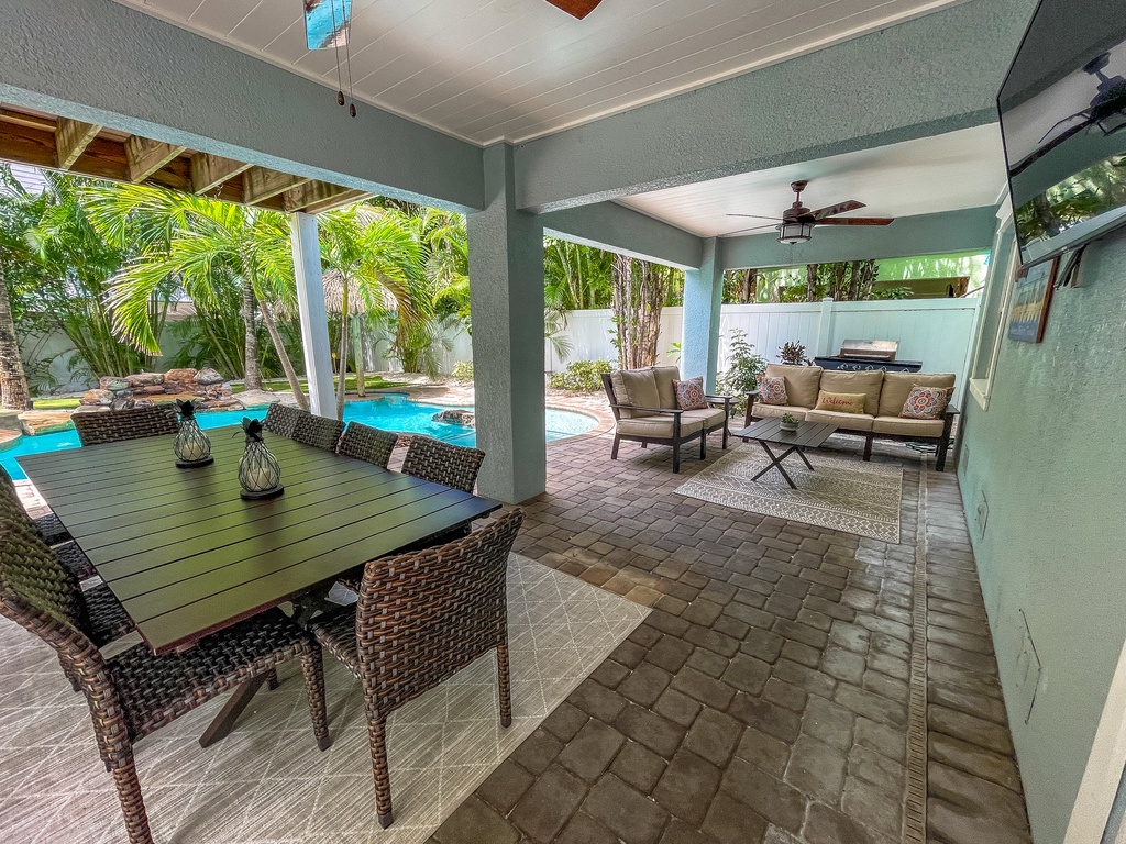 Outdoor Lounge and Dining