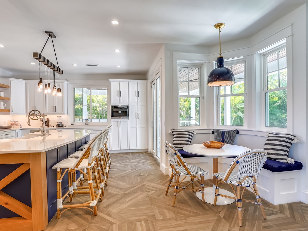 Breakfast Bar and Kitchen Nook