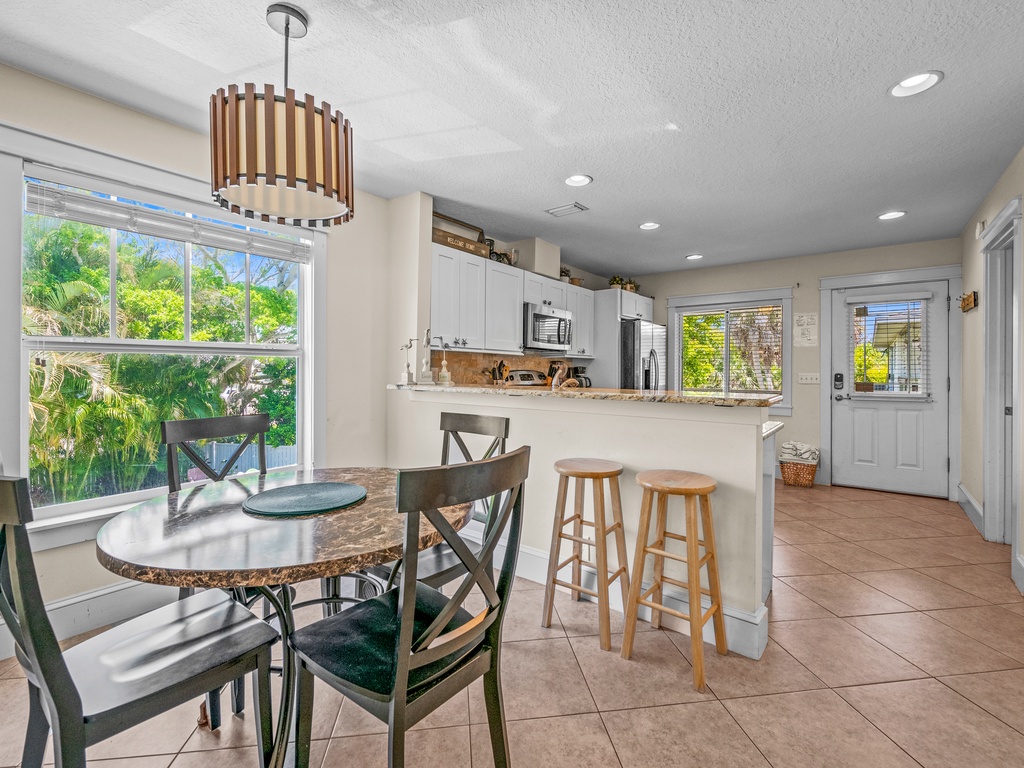 Dining Area - Breakfast Bar